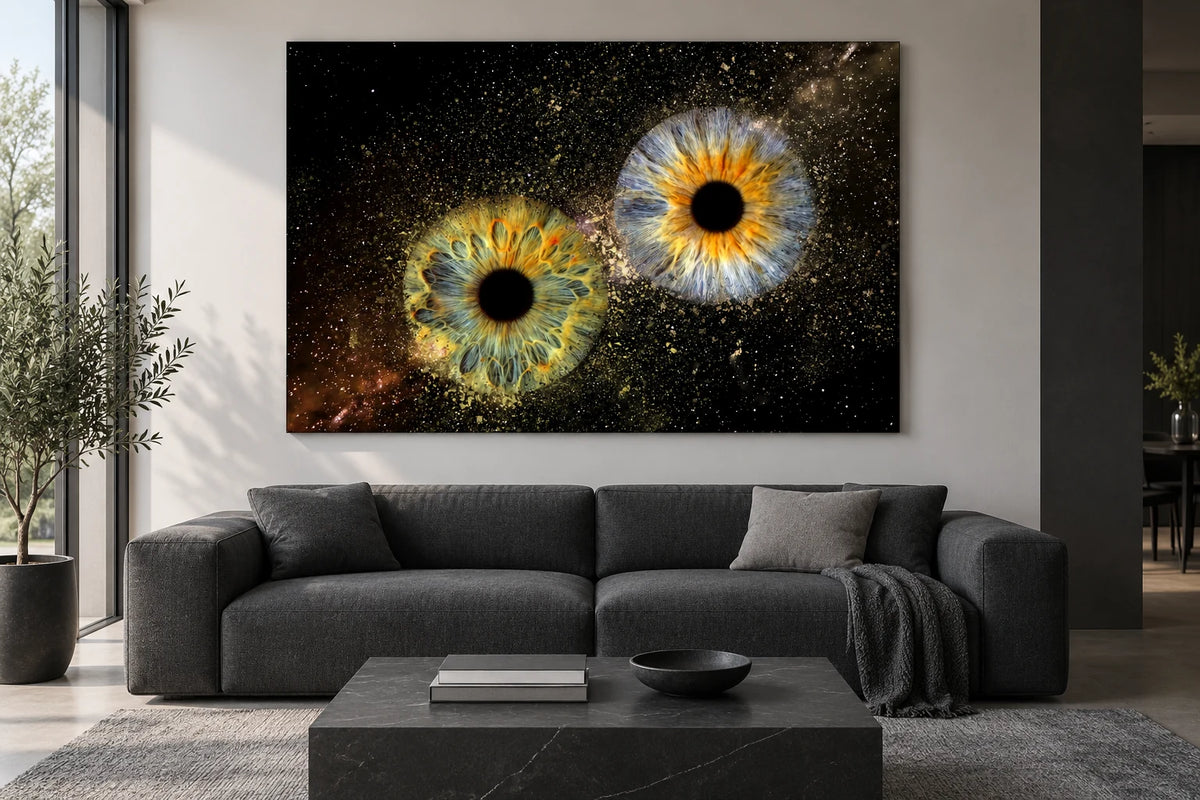 Galaxy · Wandbild im Raum – Wohnraumvisualisierung einer großformatigen Iris-Collage über einem Sofa.
