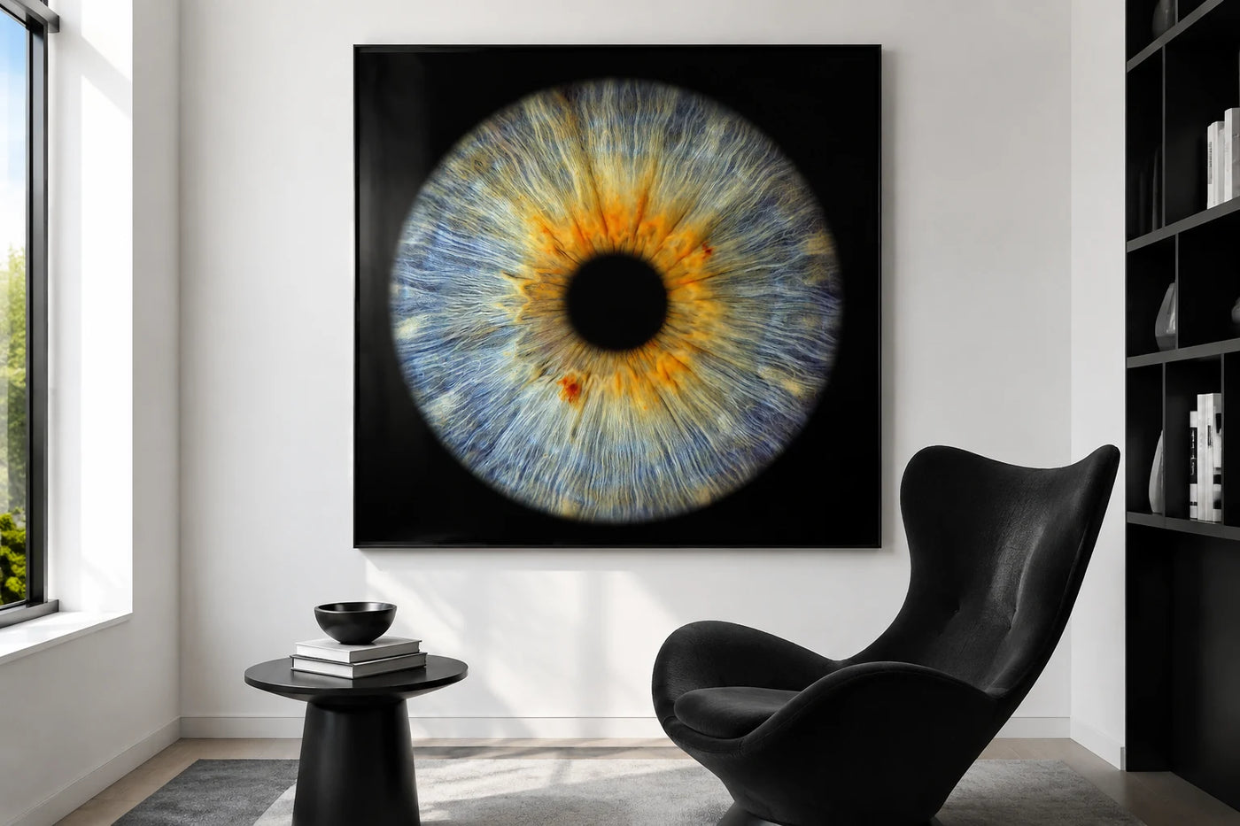 Blau & Gold · Fotopapier im Raum – Wohnraumvisualisierung einer gerahmten Iris; Rahmen nicht enthalten.